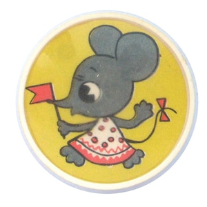 Mała Myszka z Flagą Pin, Vintage plastikowa odznaka, Postać z kreskówki, Radziecki Vintage Pin, Vintage Odznaka, Radziecki Pin, ZSRR