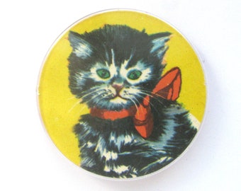 Kitten, Vintage plastic badge, Cat, Soviet Vintage Pin, Vintage Badge, Made in USSR