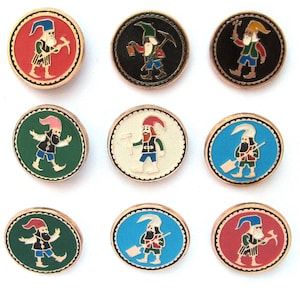 Puede incluir: Nueve broches de esmalte vintage con ilustraciones de enanos coloridos. Cada broche tiene un borde dorado y un diseño de enano diferente, incluyendo enanos con herramientas y varios fondos de colores como rojo, verde, negro, blanco y azul.