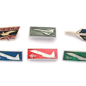 Pode incluir: Seis broches de esmalte vintage que representam o jato de passageiros supersônico soviético, o Tupolev Tu-144. Os broches são de várias cores, incluindo vermelho, azul, verde e preto. Os broches apresentam o texto "Tu-144" e "CCCP".