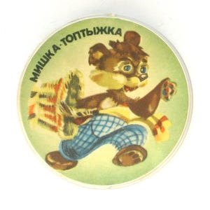 Pin niedźwiedzia, zabytkowa plastikowa odznaka, opowieść, postać z kreskówki, radziecka stara odznaka, stara odznaka, radziecka odznaka, ZSRR