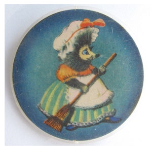 Jeż z miotłą Pin, Vintage plastikowa odznaka, Pin, Postać z kreskówki, Radziecki Vintage Pin, Jeż Pin, Vintage Odznaka, Radziecki Pin, ZSRR