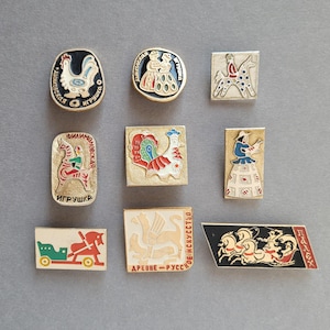 Russische Volkskunst-Anstecknadeln, Abzeichen, Auswahl aus verschiedenen Sets, Vintage-Sammlerabzeichen, Anstecknadel, Traditionelles Kunsthandwerk, Pferd, Sowjetunion, Hergestellt in der UdSSR, 80er Jahre