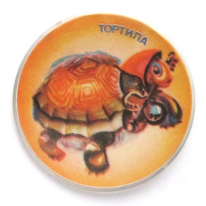 Żółw trzymający klucz Pin, Vintage plastikowa odznaka, Opowieść, Postać z kreskówki, Radziecki Vintage Pin, Vintage Odznaka, Radziecki Pin, ZSRR