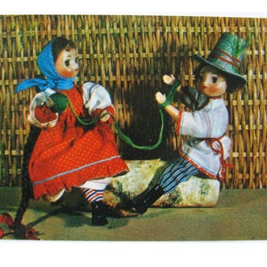 Bambole in costume nazionale russo, Unione Sovietica, cartolina inutilizzata, cartolina d'epoca sovietica, URSS, "Artista sovietico", 1968