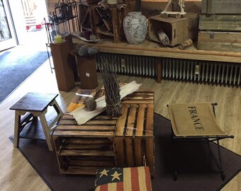 Table faite de divers boîtes à chaussures enflammées sur rouleaux avec plaque de verre