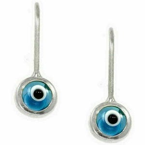 K&ouml;nnte beinhalten: Ein Paar silberne Ohrringe mit blauen b&ouml;sen Augen-Anh&auml;ngern. Die Anh&auml;nger sind rund und haben eine wei&szlig;e Mitte mit einer schwarzen Pupille.