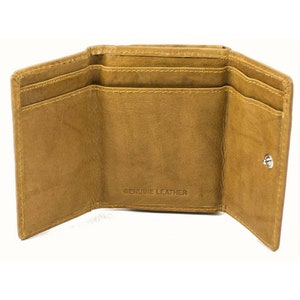 Pu&ograve; includere: Portafoglio a tre ante in pelle marrone chiaro aperto, con pi&ugrave; fessure per carte e chiusura a scatto. Le parole "GENUINE LEATHER" sono impresse all'interno. Cuciture gialle.