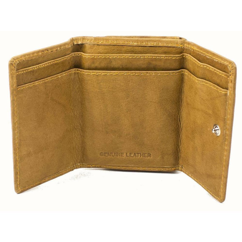 Pu&ograve; includere: Portafoglio a tre ante in pelle marrone chiaro aperto, con pi&ugrave; fessure per carte e chiusura a scatto. Le parole "GENUINE LEATHER" sono impresse all'interno. Cuciture gialle.