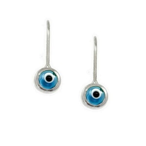 K&ouml;nnte beinhalten: Ein Paar silberne Ohrringe mit blauen b&ouml;sen Augen-Anh&auml;ngern. Die Anh&auml;nger sind rund und haben eine wei&szlig;e Mitte mit einer schwarzen Pupille.