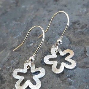 Floral Ohrringe 925 Sterling Silber Ohrringe Blumen Ohrringe Floral baumeln Ohrringe Blume baumelt Blumenschmuck 925 Silber Blumen Ohrringe Bild 8