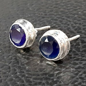 Boucles d&#39;oreilles en saphir Boucles d&#39;oreilles en argent sterling 925 Puces d&#39;oreilles en saphir naturel Puces d&#39;oreilles en saphir Boucles d&#39;oreilles en pierres précieuses de saphir Bijoux en saphir