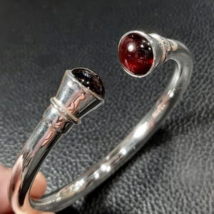 Pulsera de granate, brazalete de torsión, brazalete de plata de ley 925, brazalete abierto ajustable, joyería, brazalete de piedra preciosa de granate, pulsera de torsión