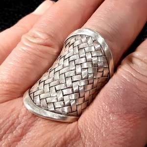 Nätring i sterlingsilver, helfinger, justerbar, grovt vävt band, vävt band, bred vävt ring, nätvävt band, knutband, flätat band