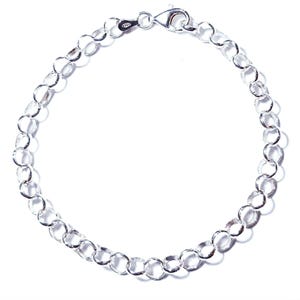 Puede incluir: Un brazalete de cadena de plata con cierre de langosta.