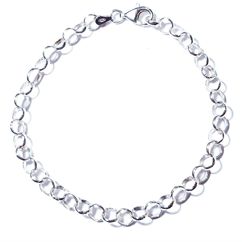 Puede incluir: Un brazalete de cadena de plata con cierre de langosta.