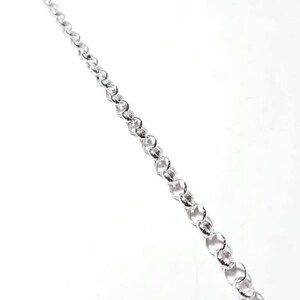 Puede incluir: Un brazalete de cadena de plata con un dise&ntilde;o simple y cl&aacute;sico.