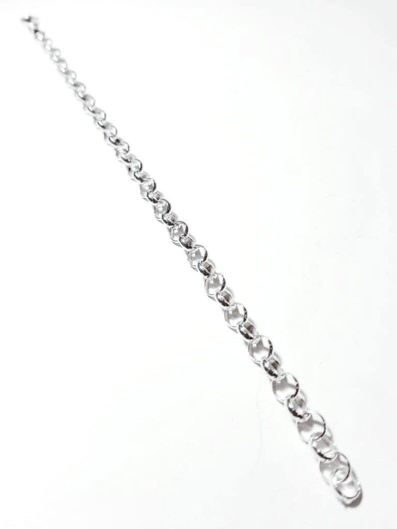 Puede incluir: Un brazalete de cadena de plata con un dise&ntilde;o simple y cl&aacute;sico.