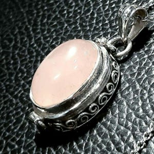 Rose quartz photo locket Sterling silver locket necklace Keepsake Poison box pendant Movable lid Secret compartment Roze quartz gems locket