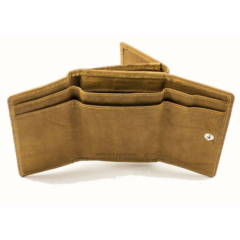Pu&ograve; includere: Portafoglio aperto in pelle marrone chiaro, con pi&ugrave; fessure per carte e una chiusura a scatto. Il portafoglio &egrave; realizzato in vera pelle e presenta cuciture a vista in un colore a contrasto. L'interno &egrave; anch'esso marrone chiaro.