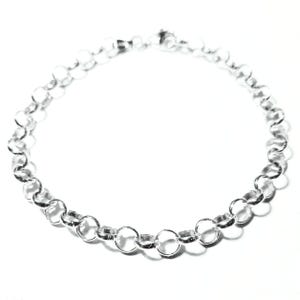 Puede incluir: Un collar de cadena de plata con un delicado dise&ntilde;o de eslabones circulares.