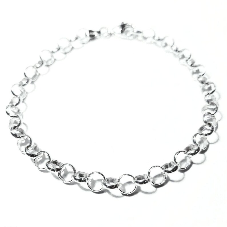 Puede incluir: Un collar de cadena de plata con un delicado dise&ntilde;o de eslabones circulares.