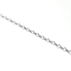 Puede incluir: Un brazalete de cadena de plata con cierre de langosta.