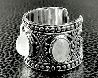 Anillo de piedra lunar con banda de plata de ley 925. Anillo con gema de piedra lunar. Joyería de piedra lunar. Anillo de banda de piedra lunar. Banda ancha. Banda abierta. Banda ajustable.