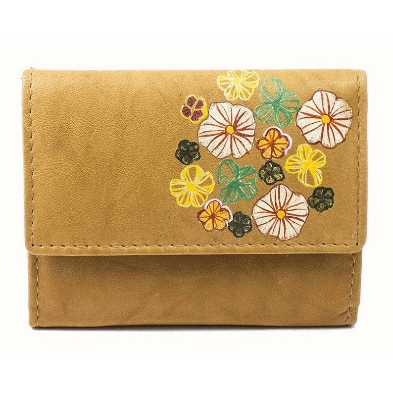 Pu&ograve; includere: Portafoglio in pelle color cuoio con chiusura a patta. Decorato con un gruppo di fiori dipinti a mano in bianco, giallo, verde e viola.