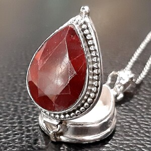 Halsband med fotomedaljong i rubinfärgad silver i 925 sterlingsilver, Keepsake Charm-ask, hänge med rörligt lock, medaljong i rubinfärgad ädelsten, bönelåda, giftlåda