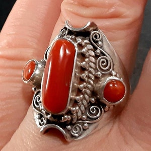Anillo de coral tibetano Banda de plata esterlina Anillo ajustable Anillo de coral rojo Anillo de piedra preciosa de coral rojo Joyería de coral rojo Anillo de banda de coral rojo