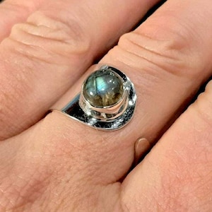Labradorite ring Sterling silver band Adjustable band Labradorite band Labradorite swirl ring Labradorite gemstone ring Wrapped around band