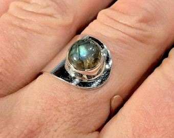 Anillo de labradorita Banda de plata esterlina Banda ajustable Banda de labradorita Anillo de remolino de labradorita Anillo de piedra preciosa de labradorita Banda envuelta