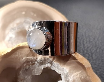 Anillo de piedra lunar con banda de plata de ley 925. Anillo con gema de piedra lunar. Joyería de piedra lunar. Anillo de banda de piedra lunar. Banda ancha. Banda abierta. Banda ajustable.
