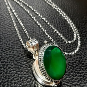 Green onyx locket necklace Sterling silver locket Photo locket Keepsake Poison box pendant necklace Movable lid pendant Secret compartment