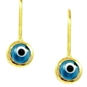 K&ouml;nnte beinhalten: Ein Paar goldene Ohrringe mit blauen b&ouml;sen Augen-Anh&auml;ngern. Die Anh&auml;nger sind rund und haben eine wei&szlig;e Pupille und eine schwarze Iris.