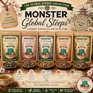Op de afbeelding: De Monster Global Steeps collectie bevat vijf verschillende theezakjes genaamd Dragon's Embrace, Sakura Shizuka, Seoul Serenity, Sacred Spice en Thai Me Up. Elk zakje toont een monsterillustratie en losse thee in kommetjes.