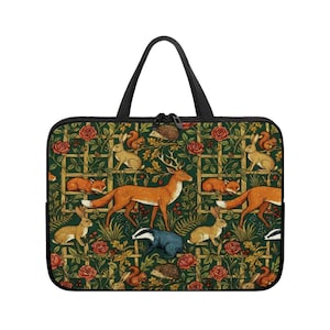 Può includere: Una custodia rettangolare per computer portatile con manici neri e chiusura a zip, caratterizzata da uno sfondo verde scuro con illustrazioni di volpi, conigli, scoiattoli, ricci, tassi e rose rosse intrecciate con un motivo a graticcio.