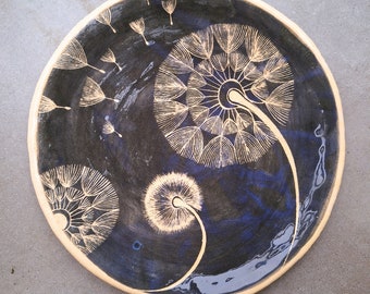 Handmade ceramic plate with a dandelion motif, sgraffito/ Talerz z motywem dmuchawca wykonany w technice sgraffito