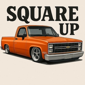 Puede incluir: Ilustración de una camioneta naranja con el texto "SQUARE UP". La camioneta presenta una suspensión rebajada, detalles cromados y ruedas personalizadas. El vehículo es un estilo de carrocería cuadrada clásico, con un diseño atrevido.