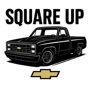 Puede incluir: Ilustración en blanco y negro de una camioneta Chevrolet clásica con el texto "SQUARE UP" arriba. La camioneta presenta un emblema de lazo dorado. La imagen es un diseño gráfico, sobre un fondo blanco.