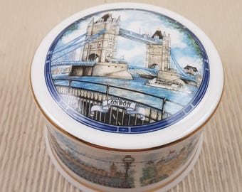 Vintage James Sadler Thameside England met porselein beklede snuisterijdoos; De Tower Bridge in Londen
