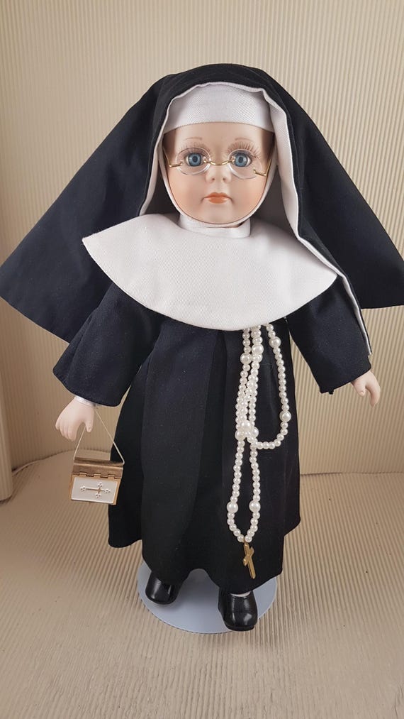 Poupee vintage en porcelaine soeur religieuse avec bible et chapelet 37 cm de haut collection Leonardo Etsy France