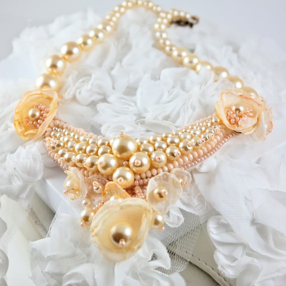 Floral 2024 pearl necklace