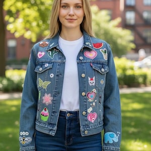 Chaqueta vaquera Levi’s vintage cubierta de divertidos parches, talla grande para adolescentes o talla pequeña para mujeres.