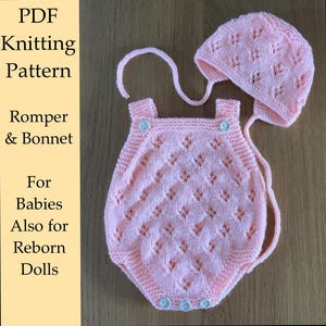 Könnte beinhalten: Hellrosa gestricktes Romper- und Häubchen-Set für Babys und Reborn-Puppen. Der Romper hat ein Rautenmuster und Knopfverschlüsse. Die Haube hat ein passendes Design und Bindebänder. Der Text lautet: "PDF Strickmuster Romper & Häubchen Für Babys Auch für Reborn-Puppen."