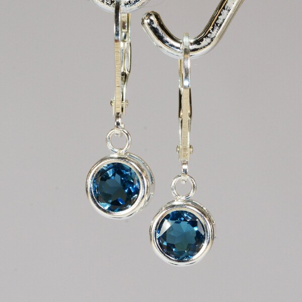 Pendientes colgantes de topacio azul de Londres.925 Detrás de la palanca de plata de ley de 6 mm, corte redondo, original natural natural minado