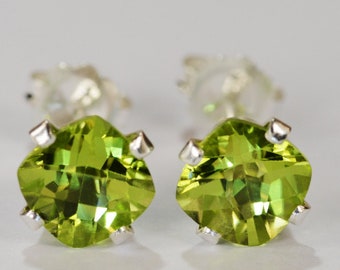 Peridootoorbellen~,925 sterlingzilveren setting~6 mm kussenvorm~echt natuurlijk gedolven