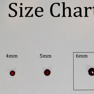 Op de afbeelding: Een maattabel met de tekst "Size Chart" bovenaan. De tabel toont kleine, ronde, rode edelstenen in de maten 3 mm, 4 mm, 5 mm, 6 mm en 7 mm. De 6 mm edelsteen is gemarkeerd met een vierkante rand.