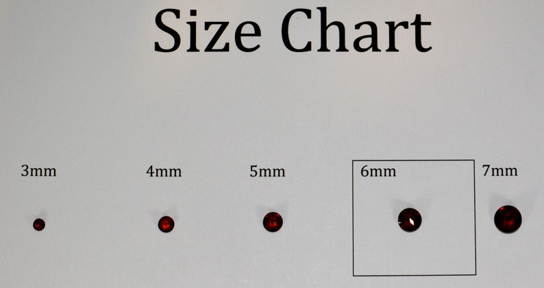 Op de afbeelding: Een maattabel met de tekst "Size Chart" bovenaan. De tabel toont kleine, ronde, rode edelstenen in de maten 3 mm, 4 mm, 5 mm, 6 mm en 7 mm. De 6 mm edelsteen is gemarkeerd met een vierkante rand.